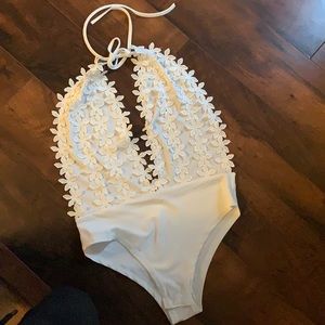 White v-neck flower bodysuit